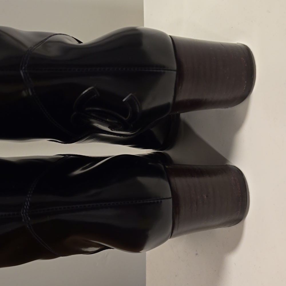 CHANEL black Leather Boots with 1 InterLocking CC logo - Picture 7 of 17
